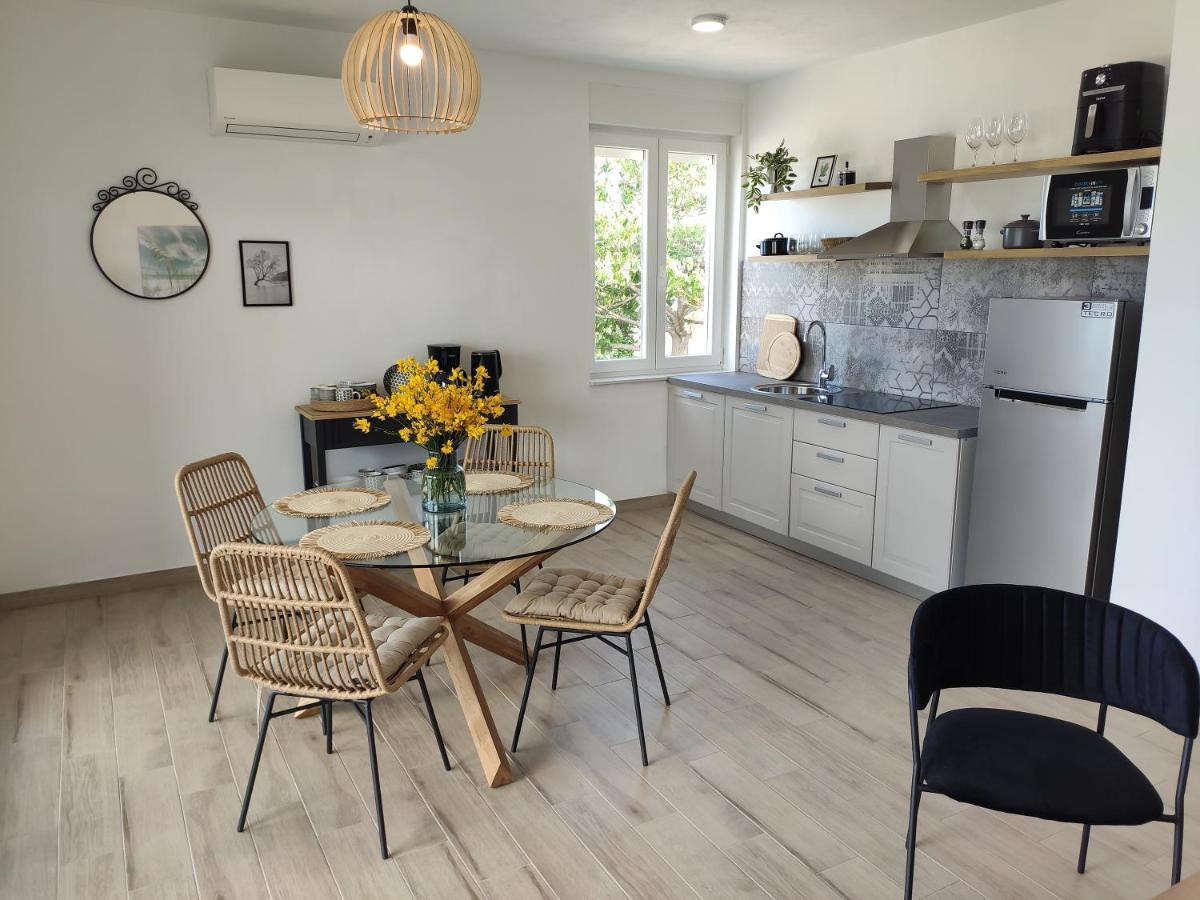 Apartmani Sara 2 Betina  Eksteriør billede